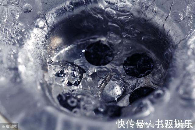 碗筷|下水道又被油污堵住,别再用热水冲了,一个小妙招,让它顺畅无阻