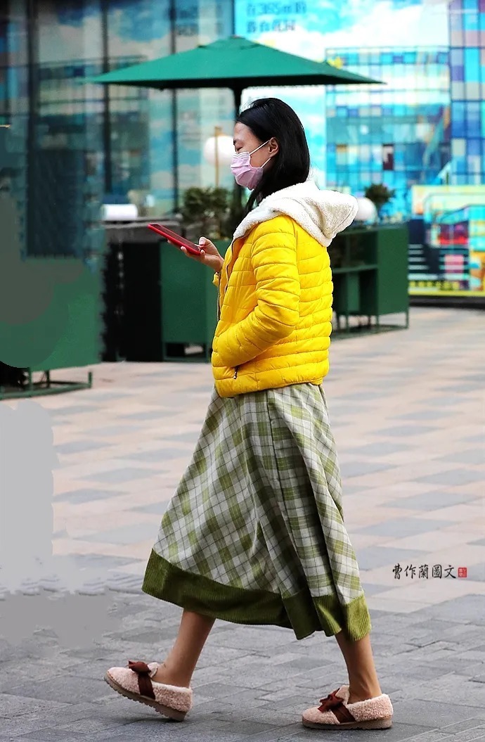 街拍:冬天大街上不怕冷的肉丝美女