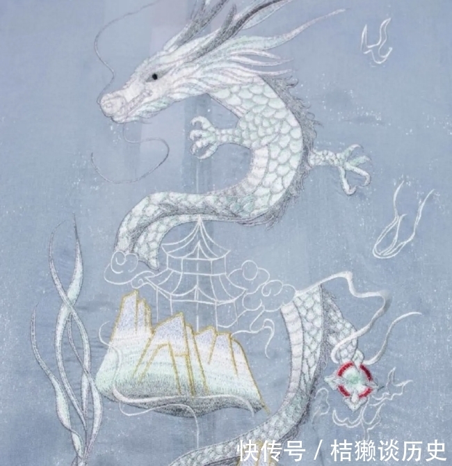 那些审美走偏的汉服,网友无力吐槽:仿佛穿越回了70年代