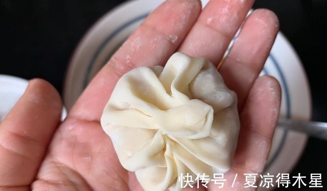 用馄饨皮就能做包子，不需要发面，皮薄还好吃，特别省时哦！