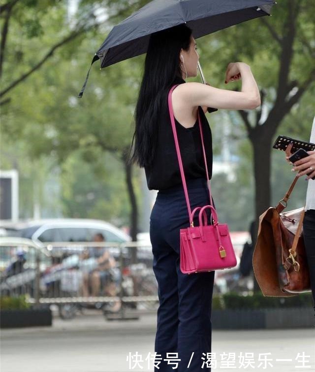 优雅|单字带的细高跟搭配喇叭裤,简洁大气,优雅时尚