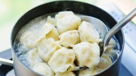 别再水开煮饺子了!老师傅牢记4点,饺子鲜香筋道足,不破皮