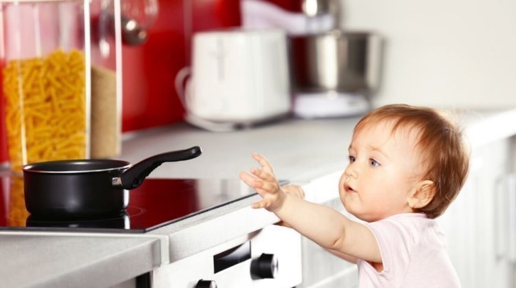 孩子|孩子烫伤身体,先脱衣服还是先冲水?一步做错,孩子伤情更严重