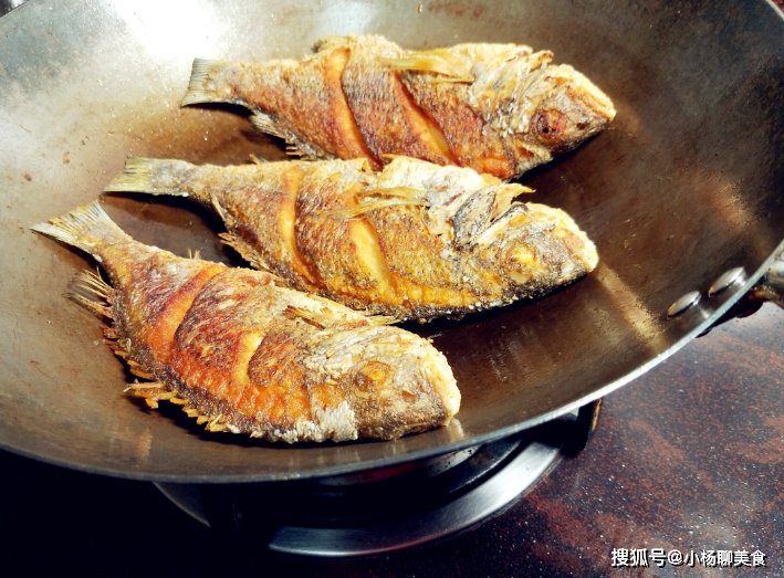 食用盐|无论煎鱼还是煎豆腐，别再直接下锅！只需一招，嫩滑不粘锅还完整