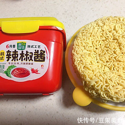 #暖冬酱在手,嗨吃部队锅#韩式辣酱泡面