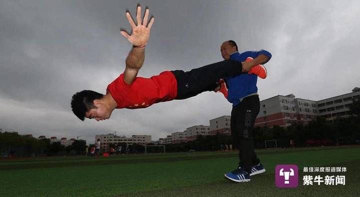  倒立|体育老师双手倒立行走：高考解压迷上倒立，创四项世界纪录