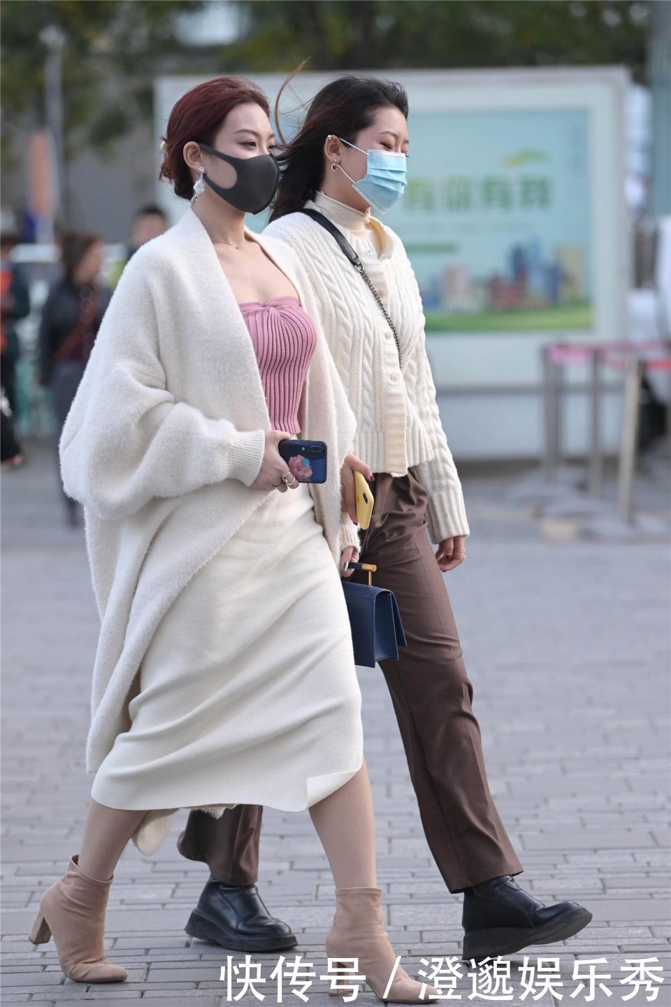 街拍浅蓝色的紧身牛仔裤,因为修身的服装,还衬托出曲线美