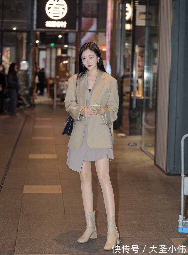 时尚打扮|美女街拍:连衣短裙搭配花样多,多种气质都可以穿出来,时尚打扮不能少