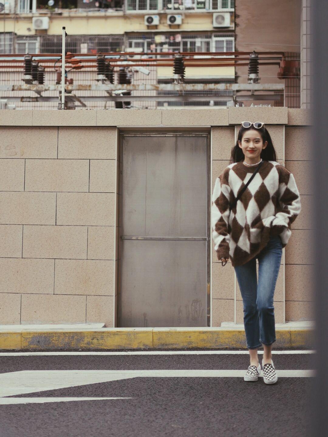 气质 女人会打扮才最优雅,试试“毛衣”的搭配,简约舒适显气质