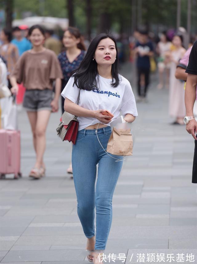 搭配|白色休闲短袖搭蓝色修身打底裤，造型时尚大方，是日常出行穿搭