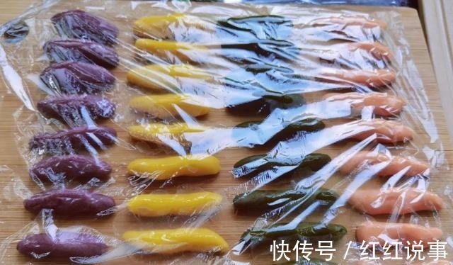 中秋来点不一样的，五彩月饼颜值高，酥软不腻味道好！