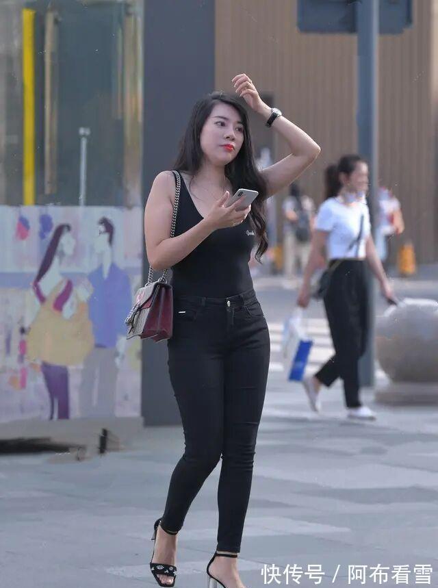 上衣 黑色露趾高跟鞋搭配黑色直筒打底裤,松避开搭配雷区,清凉细腻