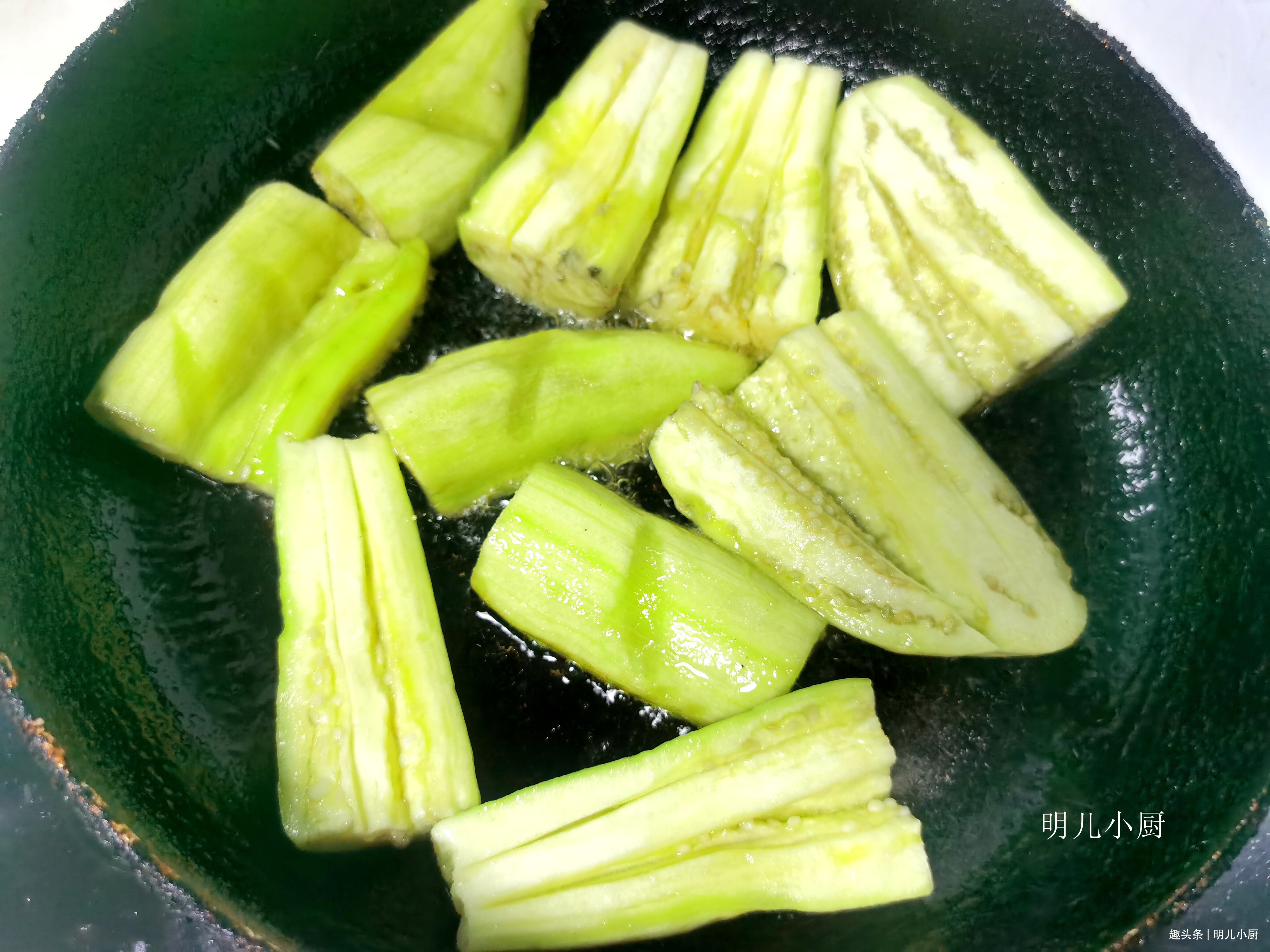 烧茄子放一小勺油就可以,好吃不油腻,网友厉害了,我的大厨!