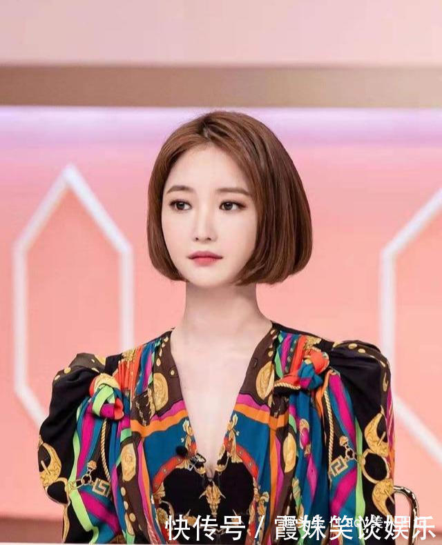 她被誉为“短发女神”,长相精致气质高冷,短发造型时髦又迷人