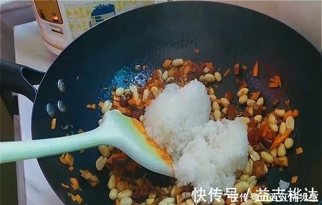 腊肠|糯米别总用来包粽子,教你好吃做法,咸香软糯,鲜香料足真解馋