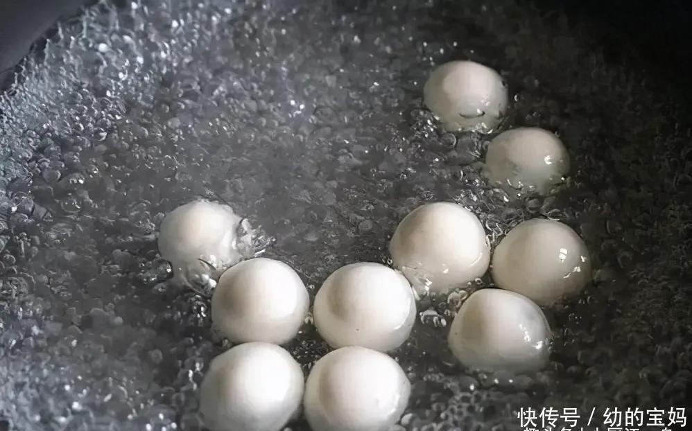 汤圆扔进滚烫的油锅里,瞬间变美食,头一次见这做法,好吃又解馋