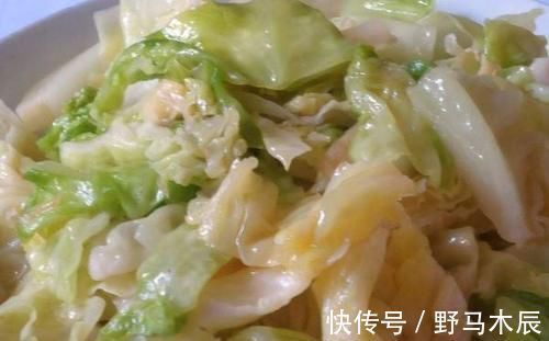 炒包菜总是很水很乏味？看看大厨怎么炒，鲜嫩入味，超级好吃