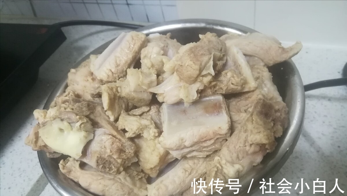 焯水|排骨一焯水就变柴?原来是用错了水,教你正确操作,排骨鲜嫩不柴