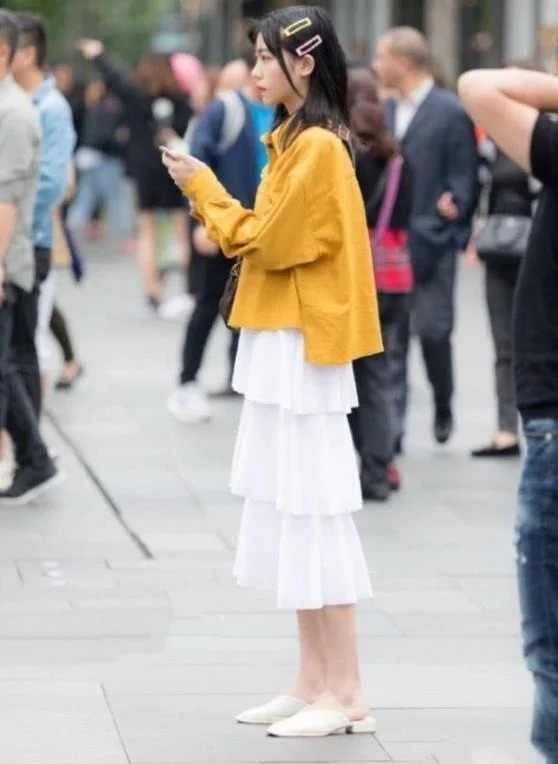 街头|街拍:小姐姐戴一副酷酷的太阳镜,很显美女的街头气质感