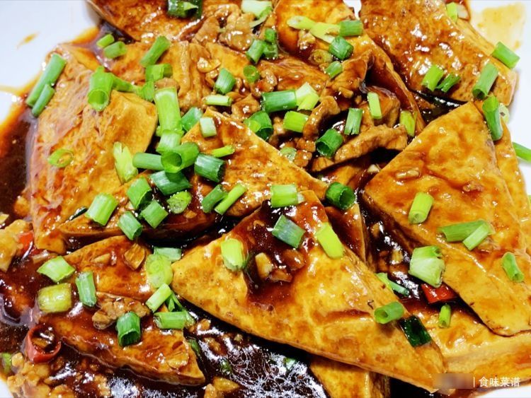 学会红烧豆腐的做法,隔三岔五烧着吃,美味又下饭,比吃肉都过瘾