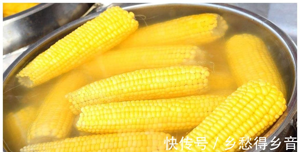 老妈|夏季煮玉米，最忌用清水直接煮，多加这2味，玉米又香又糯，好吃！