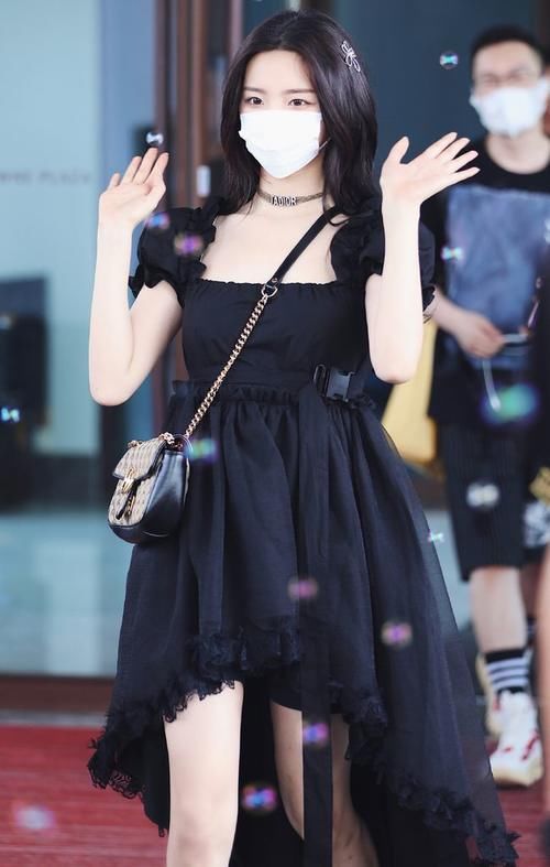 裙摆|难怪会被老板一眼相中,泡泡袖上衣配短裙,美成漫画女主