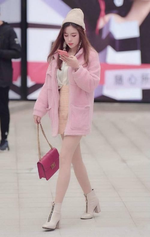 大长腿|粉色大衣搭出街太甜美，非常养眼好看，高贵的颜值和气质太高冷