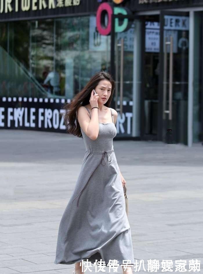 少妇一袭长裙,眼神犀利,尽显干练利落