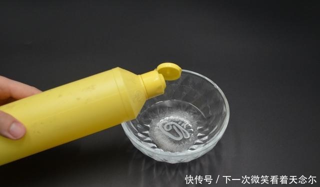 冰箱脏了不可用水擦，教你一个诀窍，冰箱污渍细菌全去除，真受用