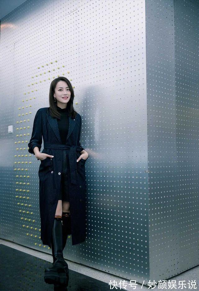风衣|学着霍汶希去搭配,演绎出了强大气场,风衣搭配直筒裤超洋气