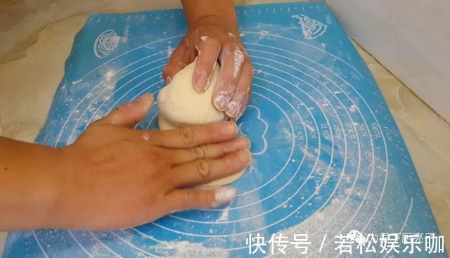 好吃|自制葱油饼的做法，锅里一烙，柔软劲道不油腻，比手抓饼好吃