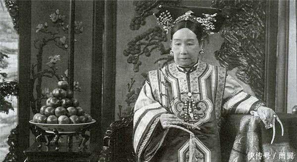 古代|他是乾隆七世孙，穿龙袍过着古代皇帝的生活，还留有皇帝扳指！