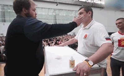 |搞笑GIF:我的手太小了,真的抓不紧,下次不来玩了!