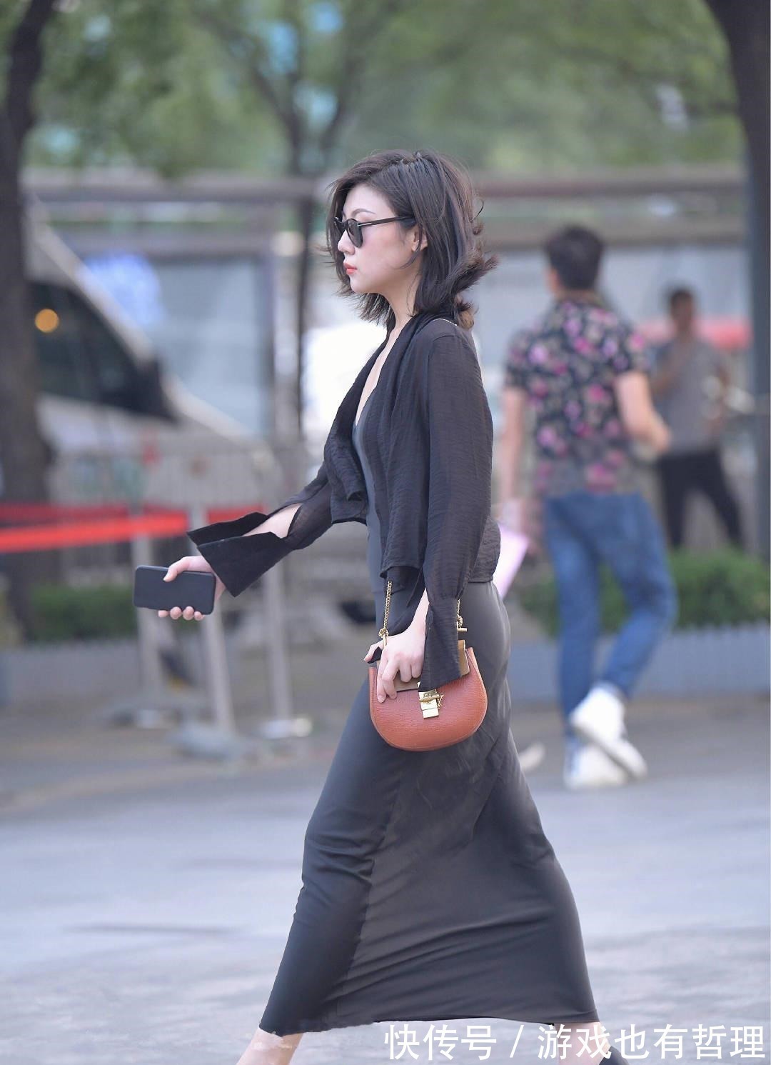 色彩 姐姐走在街上不敢认,裙子这么“飒”,不怕晃到谁!