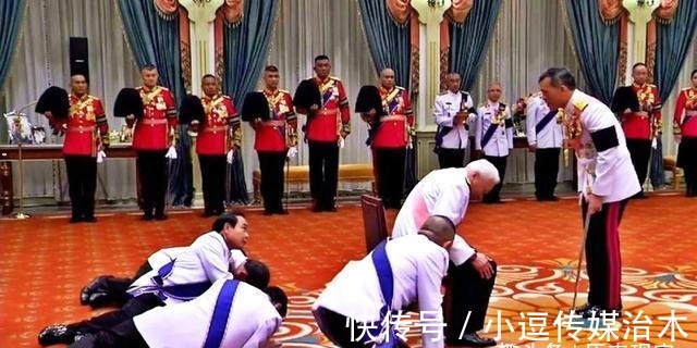 銮披汶·颂堪|拉玛五世就废除了的匍匐式跪拜礼,为何在拉玛九世时期得以恢复?