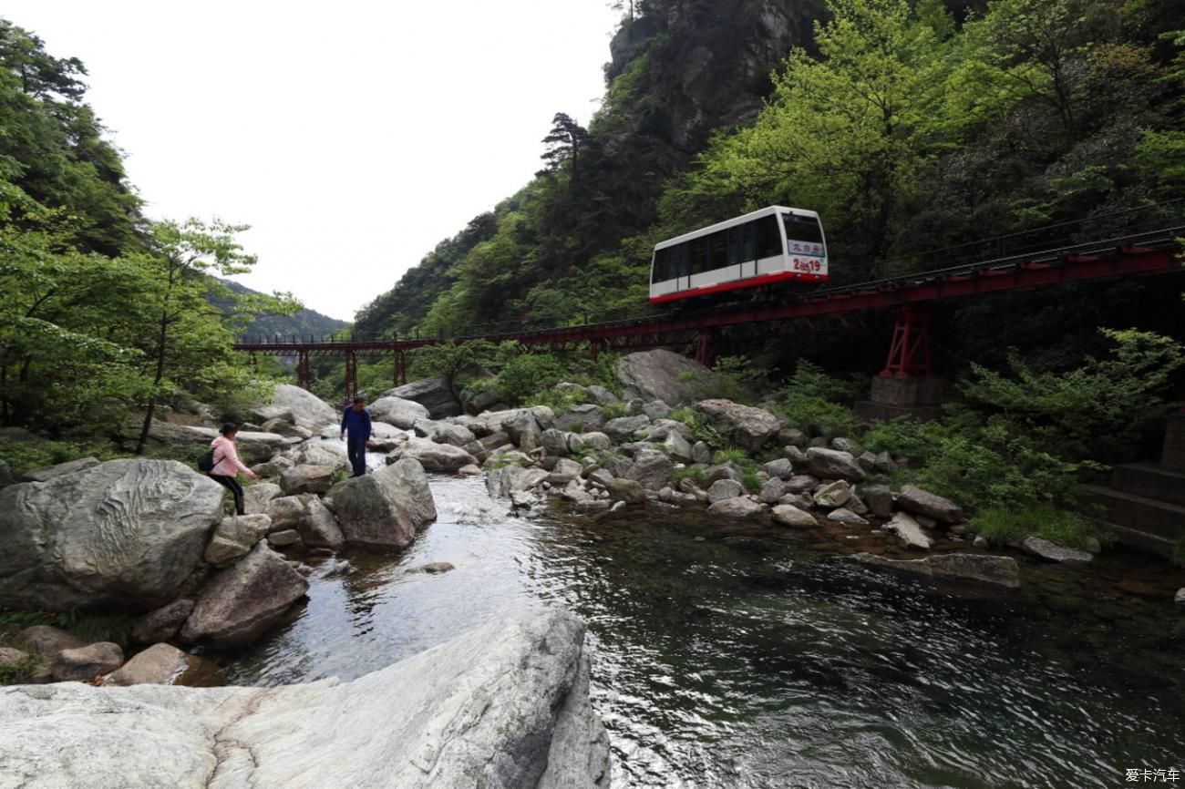 山清水秀好风光，在虚无缥缈间的庐山。