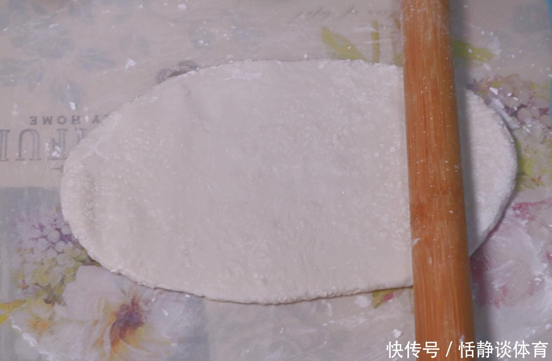 包子|此美味,我隔三差五做一次,两手一卷比包子香,每次蒸2锅不够吃