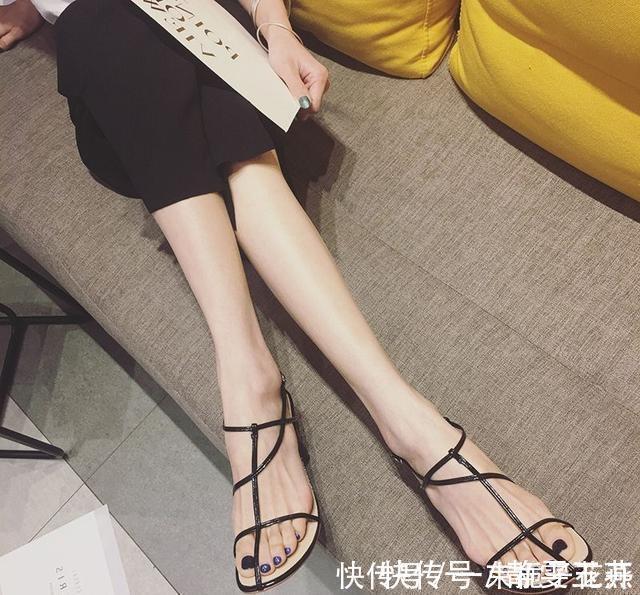 风格 性感一字凉鞋，法式浪漫风格，充满优雅大方气息