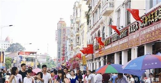 中国此边境小城其特色产业“红姑娘”闻名全国，与越南隔一河