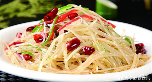 炒土豆丝时,很多人第一步就错了,大厨教你诀窍,出锅酸辣爽脆