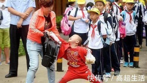 阳台上|孙子上幼儿园后,爷爷开始每天“蹲阳台”,后来被妈妈发现了秘密