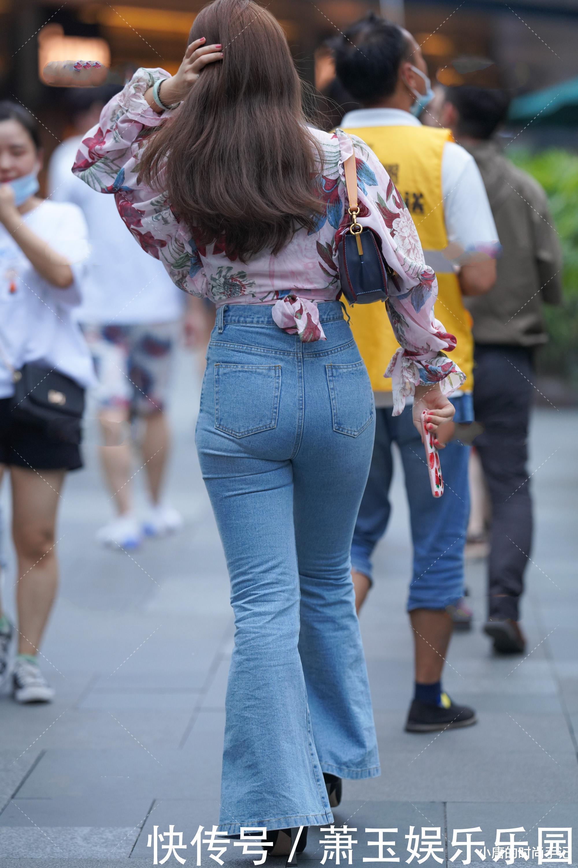 纯色 大印花雪纺衫,穿搭小开叉喇叭裤,雍容华贵成熟大气