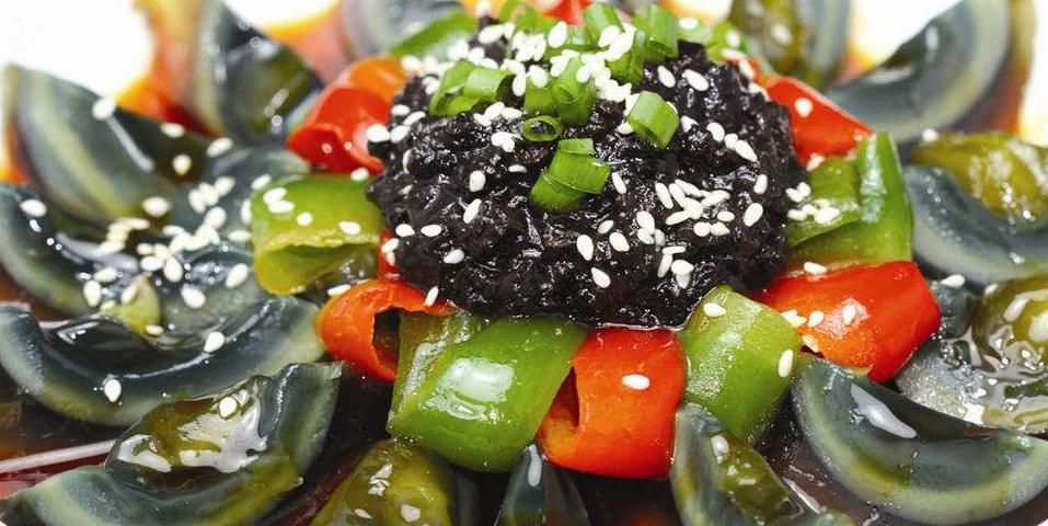 皮蛋是怎么制作出来的？哪些人最好少吃皮蛋