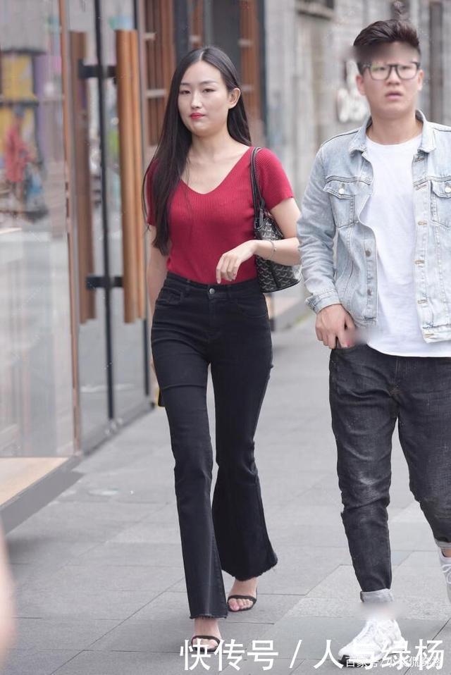 女士来说|40岁女人怎么穿减龄入手这款“喇叭裤”,时刻保持少女感!