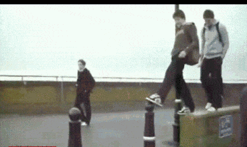 |搞笑GIF:今天周六 带女朋友去海边看看海