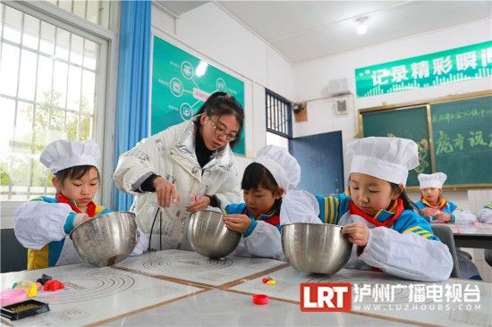 泸州|萌虎出山 四川泸州小学生制作老虎花馍