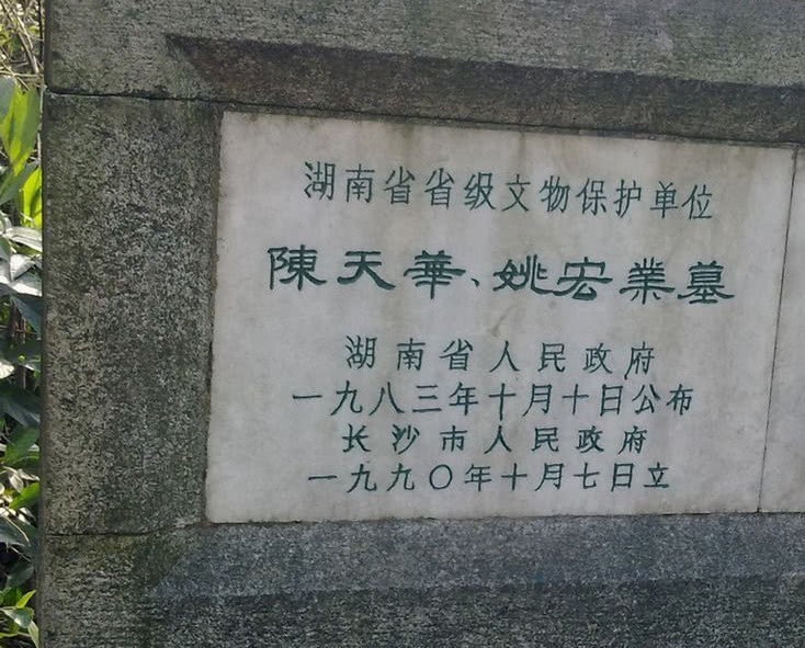  当作|这位英雄死后，鲁迅决定弃医从文，周公也把他当作楷模