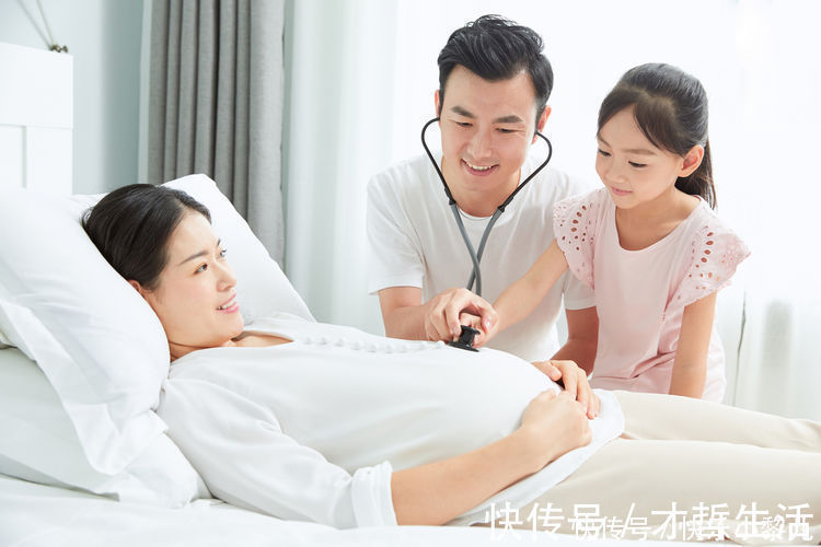 佛罗伊德|三胞胎骑车,用绳子拉玩具车上的爸爸,网友:百公里耗油三瓶奶