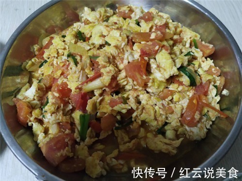 第一次带女友去见外婆,外婆做了一桌菜,饭后女友做法让我感动!