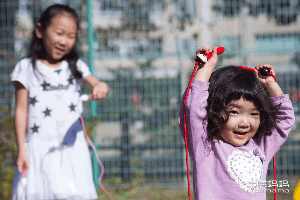 膝关节|什么运动最能刺激孩子长高?比游泳跳高更省事的是它